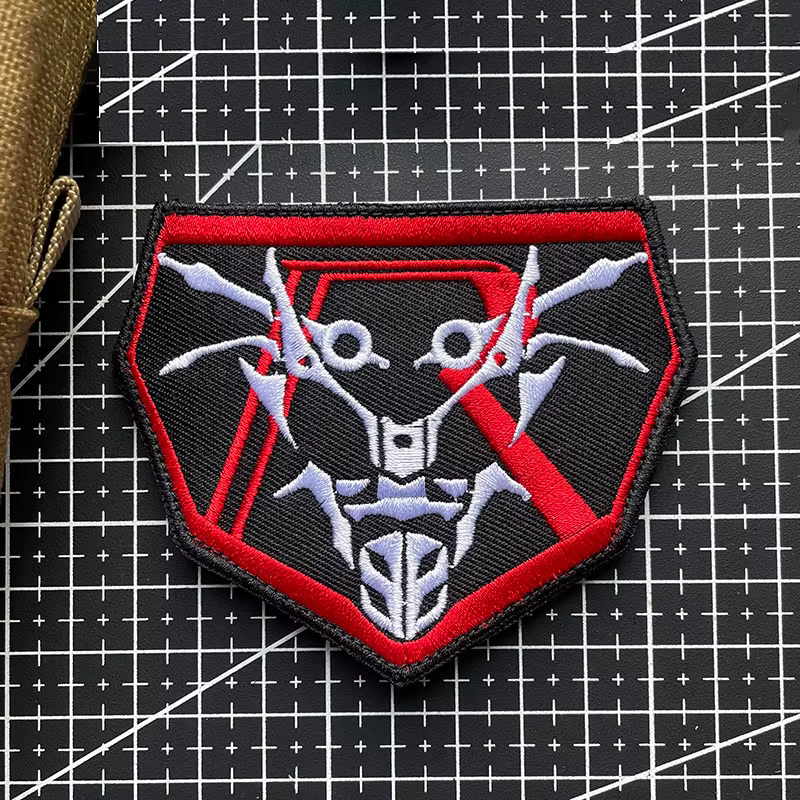 Parche bordado Kamen Rider detalle del emblema
