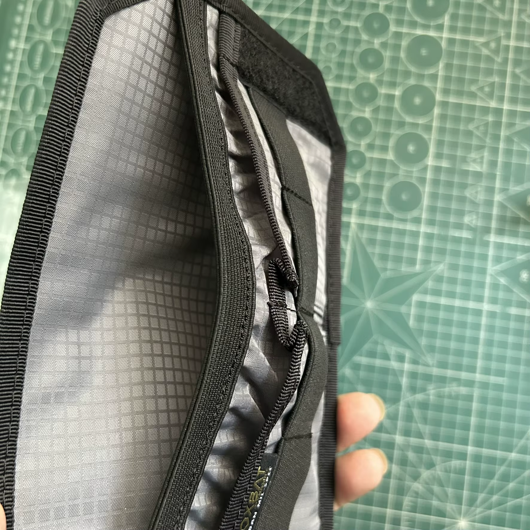 Organizador táctico EDC modular con cierre velcro y gestión de cables - imagen 4