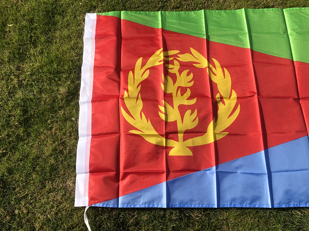 Bandera de Eritrea ondeando al aire libre