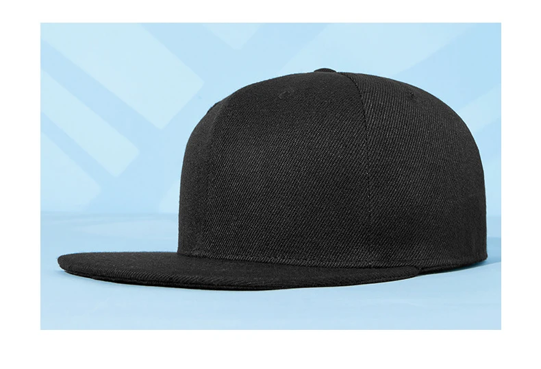 Vista frontal de la gorra con visera plana