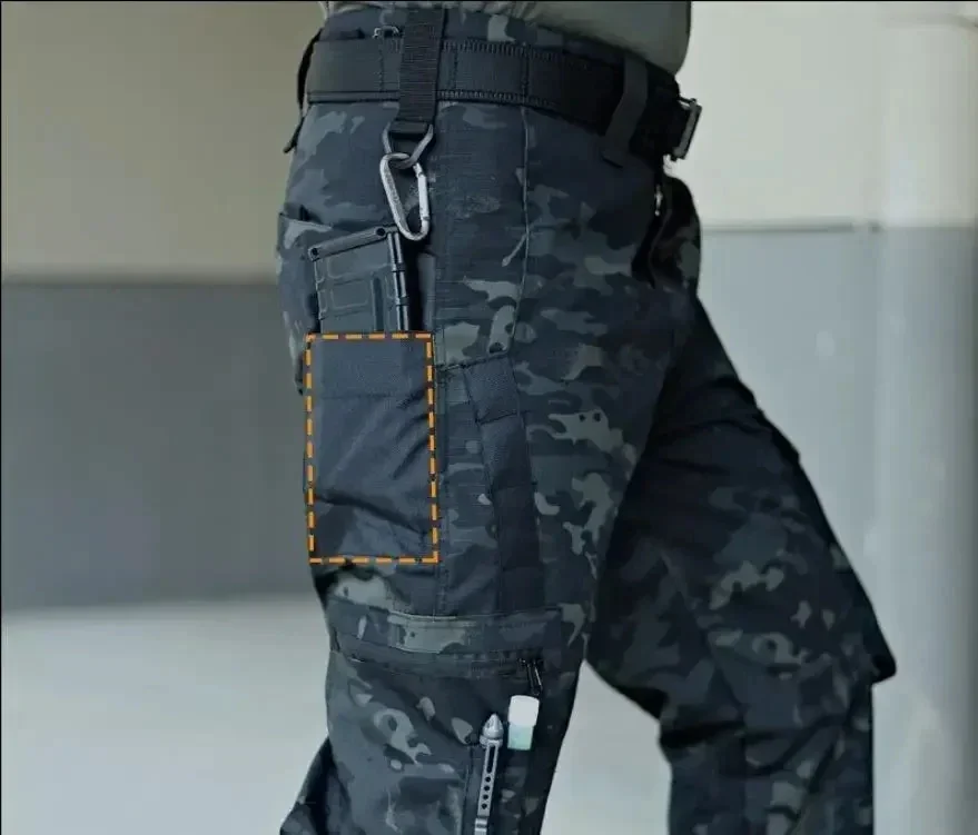 Pantalones tácticos en uso con detalle de los bolsillos cargo