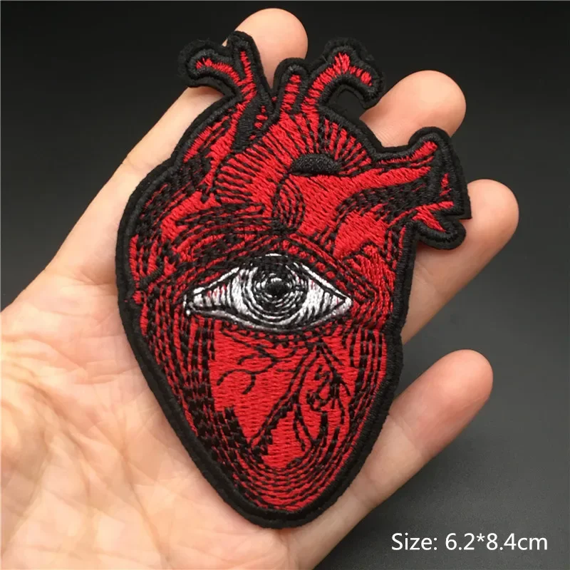 Parche termoadhesivo bordado corazón rojo – Insignia para coser o planchar - imagen 4