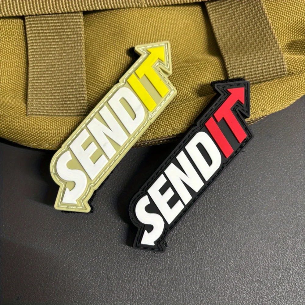 Parche Send It aplicado en una chaqueta táctica
