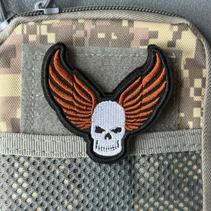 Parche táctico bordado calavera alas – velcro para mochila y ropa - imagen 5