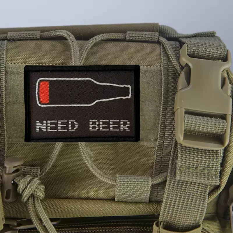 Uso del parche en mochila táctica con fondo de bosque