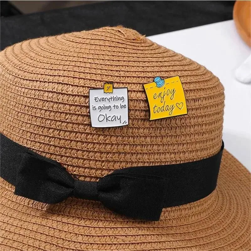 Pin de solapa esmaltado con letras