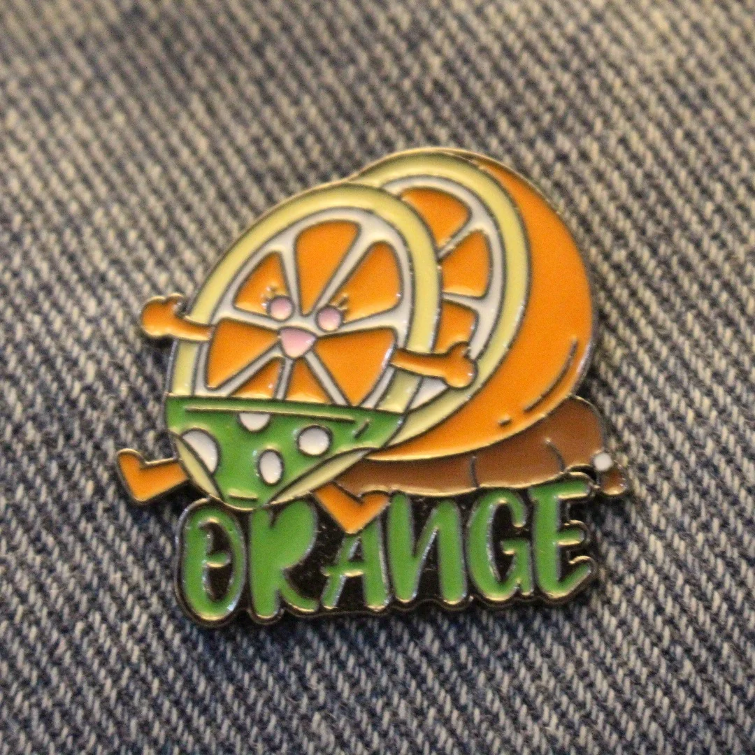 Pin con motivo naranja en fondo claro