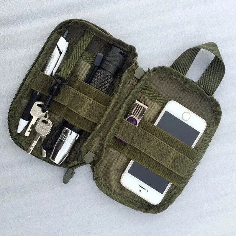 Uso en chaleco táctico con varias bolsas Molle