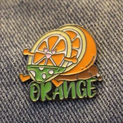 Pin de fruta naranja estilo cómic para mochilas y chaquetas