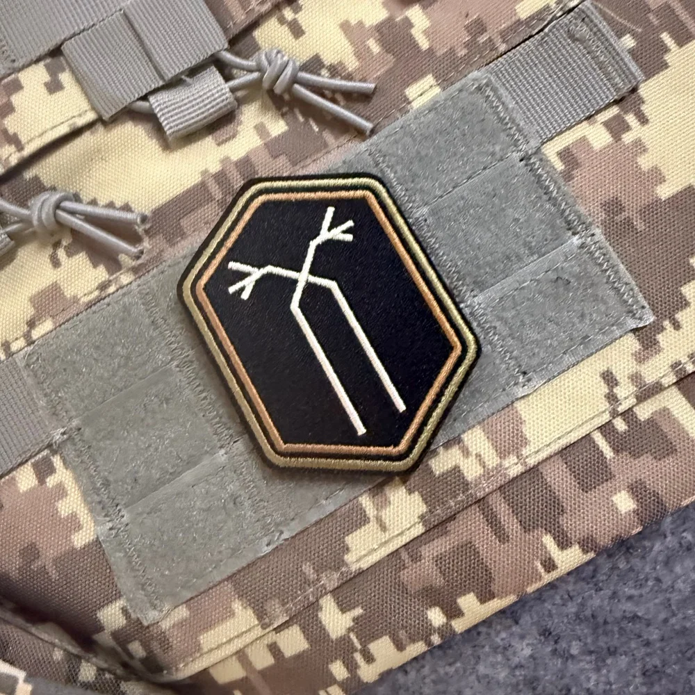 Parche táctico runas nórdicas bordado con velcro para mochila - imagen 5