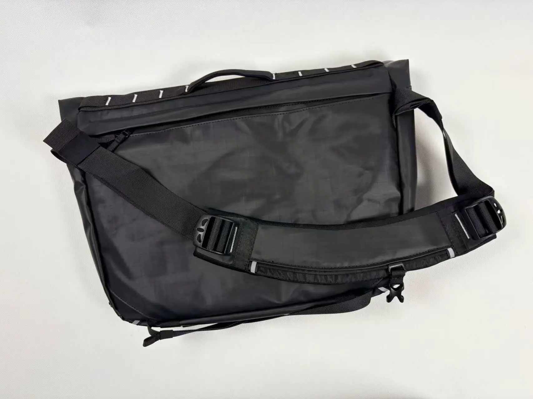 Material impermeable y diseño funcional para viaje