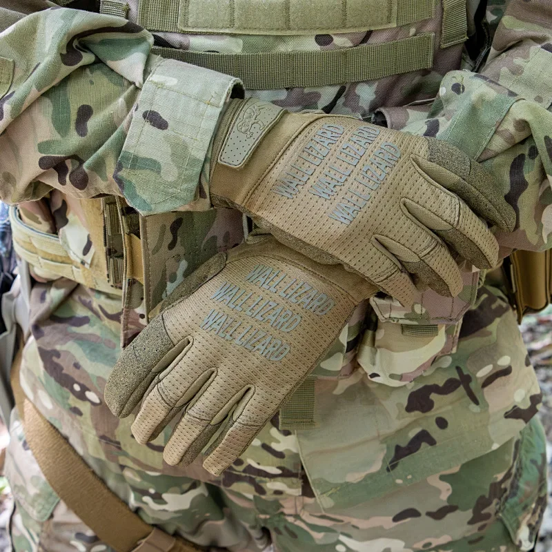 Detalle de guantes tácticos para ciclismo y motociclismo