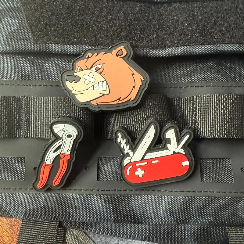 Parche táctico PVC goma – Oso Enojado, navaja suiza y velcro - imagen 3