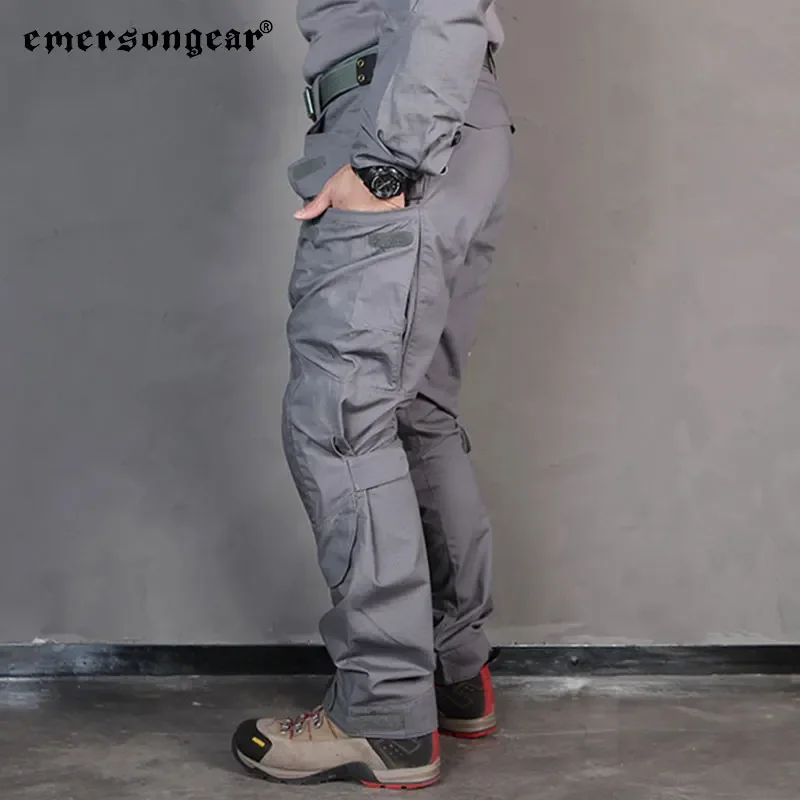 Uniforme táctico Emersongear en uso urbano