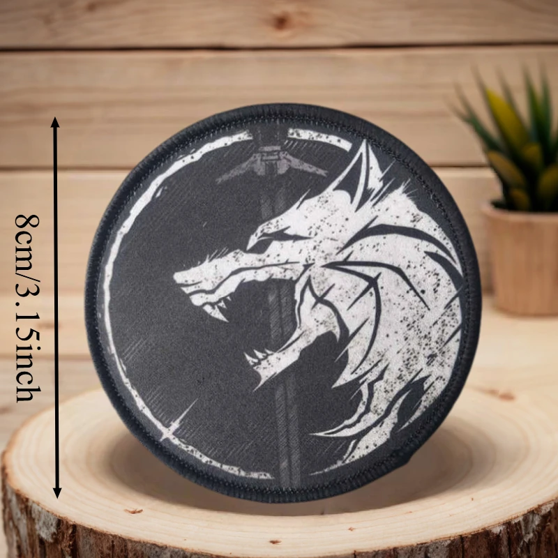 Parche de lobo sobre mochila y equipamiento