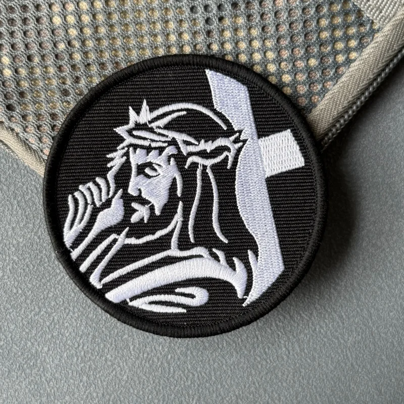 Parche bordado táctico Cruz de Jesucristo con velcro para mochilas - imagen 2