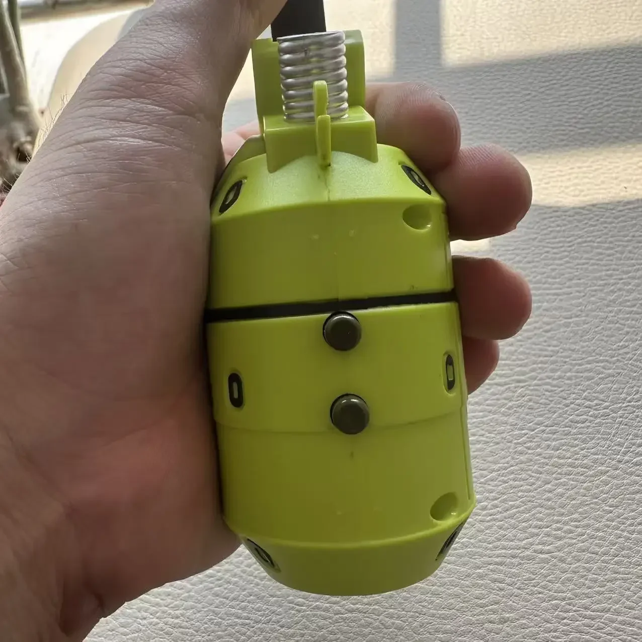Lanzador en acción para juegos al aire libre