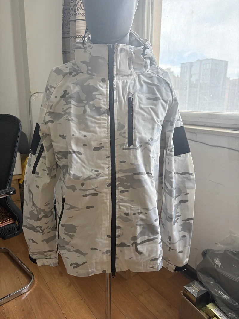 Detalle frontal de la chaqueta deportiva de entretiempo