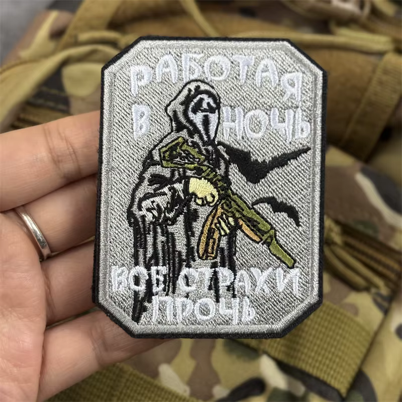 Parche bordado cráneo con pistola – Táctico para ropa militar MOLLE - imagen 4