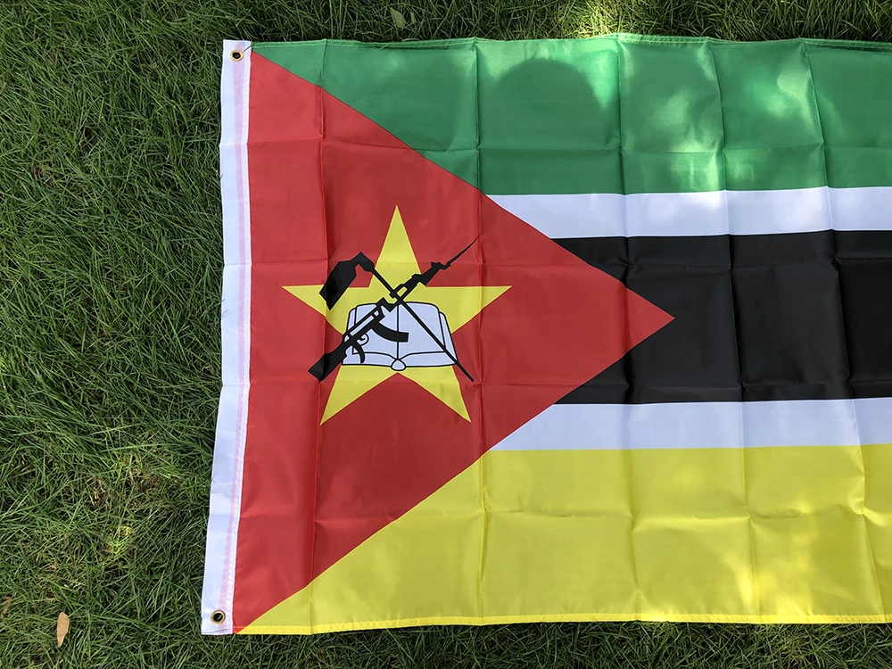 Bandera de Mozambique sujeta en pared con banderola