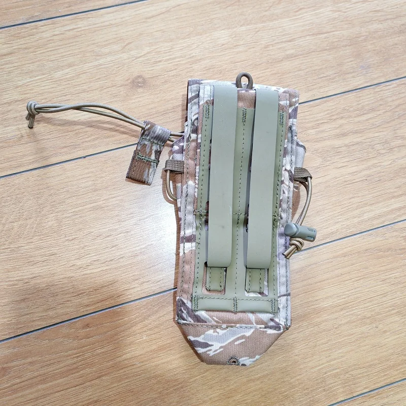 Bolsa para revistas Desert Tiger Spot en uso con cargador insertado