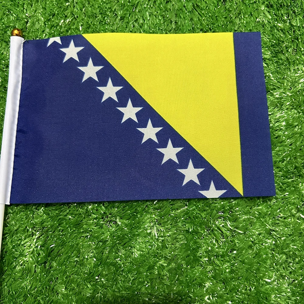 Banderas de mano en un entorno deportivo