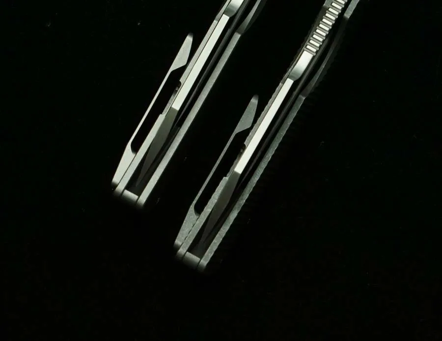 Cuchillo plegado dentro de su estuche impermeable