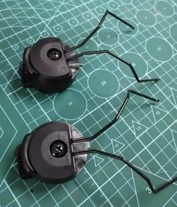 Soporte de montaje de clip para casco de auriculares tácticos