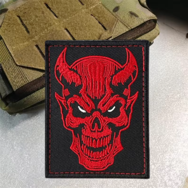Parche bordado calavera demonio rojo – Táctico velcro MOLLE - imagen 3