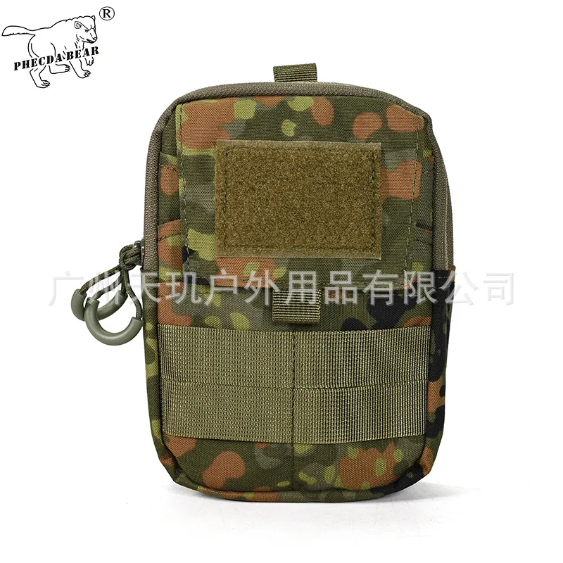 Vista frontal de la bolsa MOLLE Flecktarn