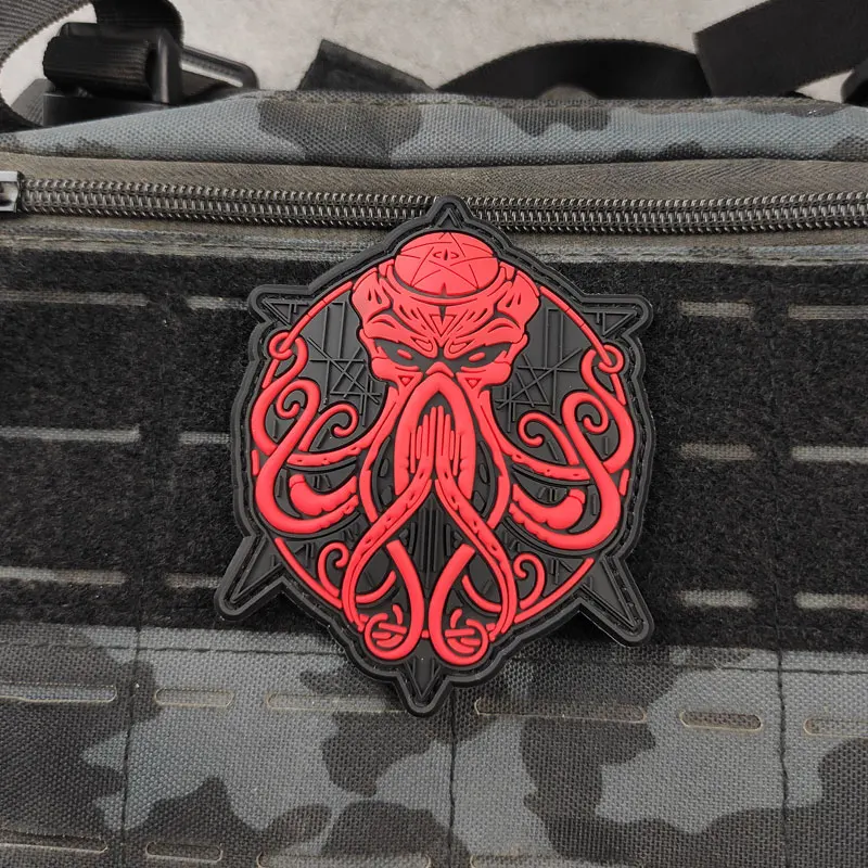 Parche 3D Cthulhu con efecto glow – PVC para mochilas y equipamiento