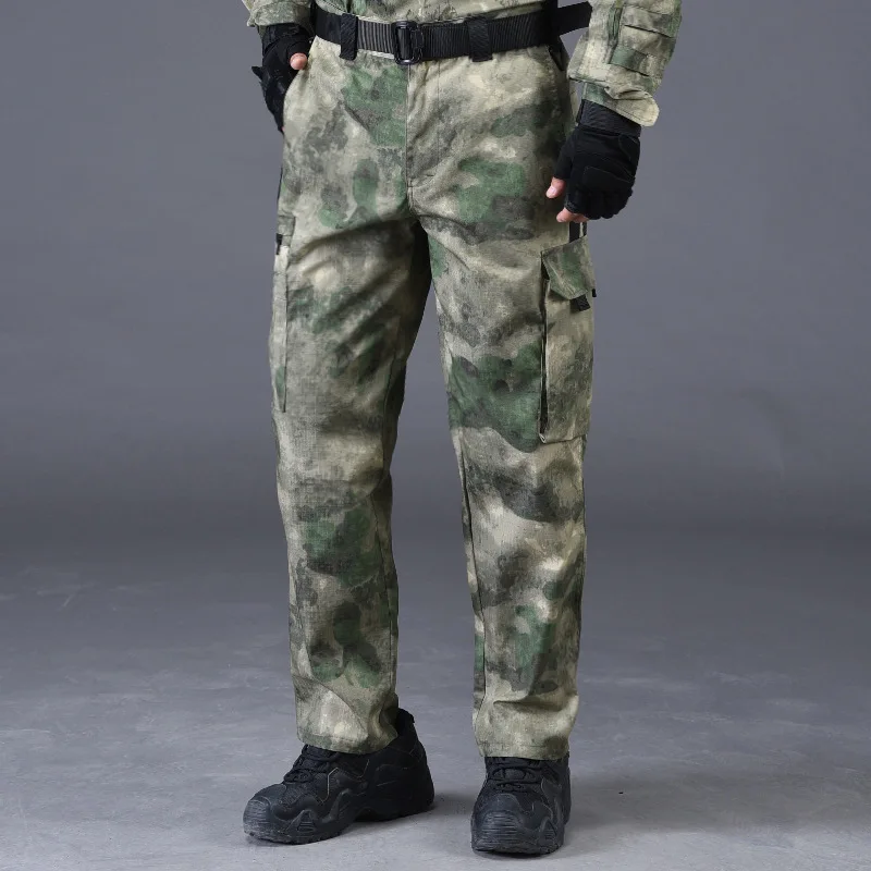 Detalle de bolsillos y diseño camuflado