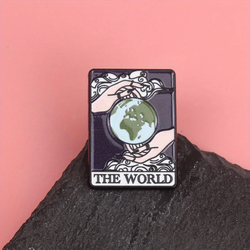 Broche esmaltado El Mundo tarot manos en relieve – insignia - imagen 5
