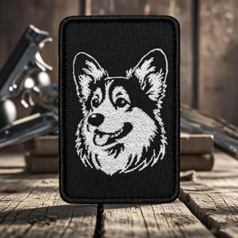 Parche bordado Corgi con gancho y bucle aplicado en mochila táctica