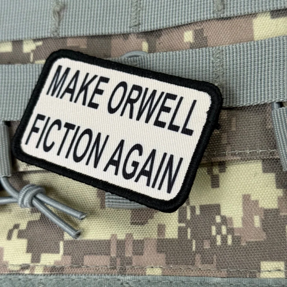 Parche táctico con lema Orwell en letras impresas, velcro MOLLE - imagen 3