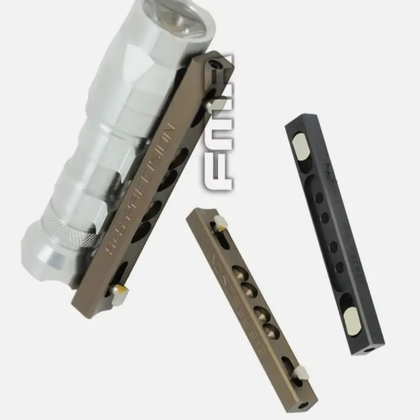 Clip táctico de metal con montaje offset 45° para linterna
