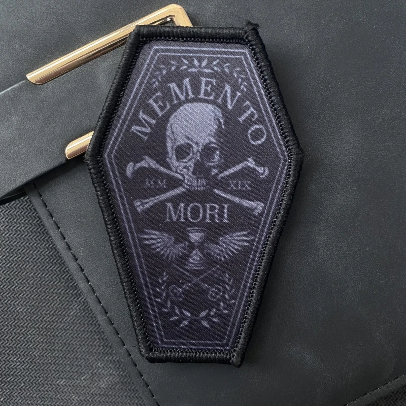 Insignia táctica Memento Mori con cráneo y sistema gancho y bucle