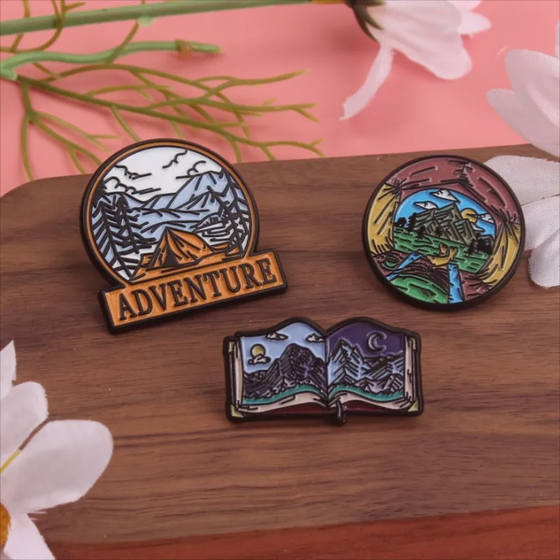 Broche de esmalte natural con escenas al aire libre para aventureros