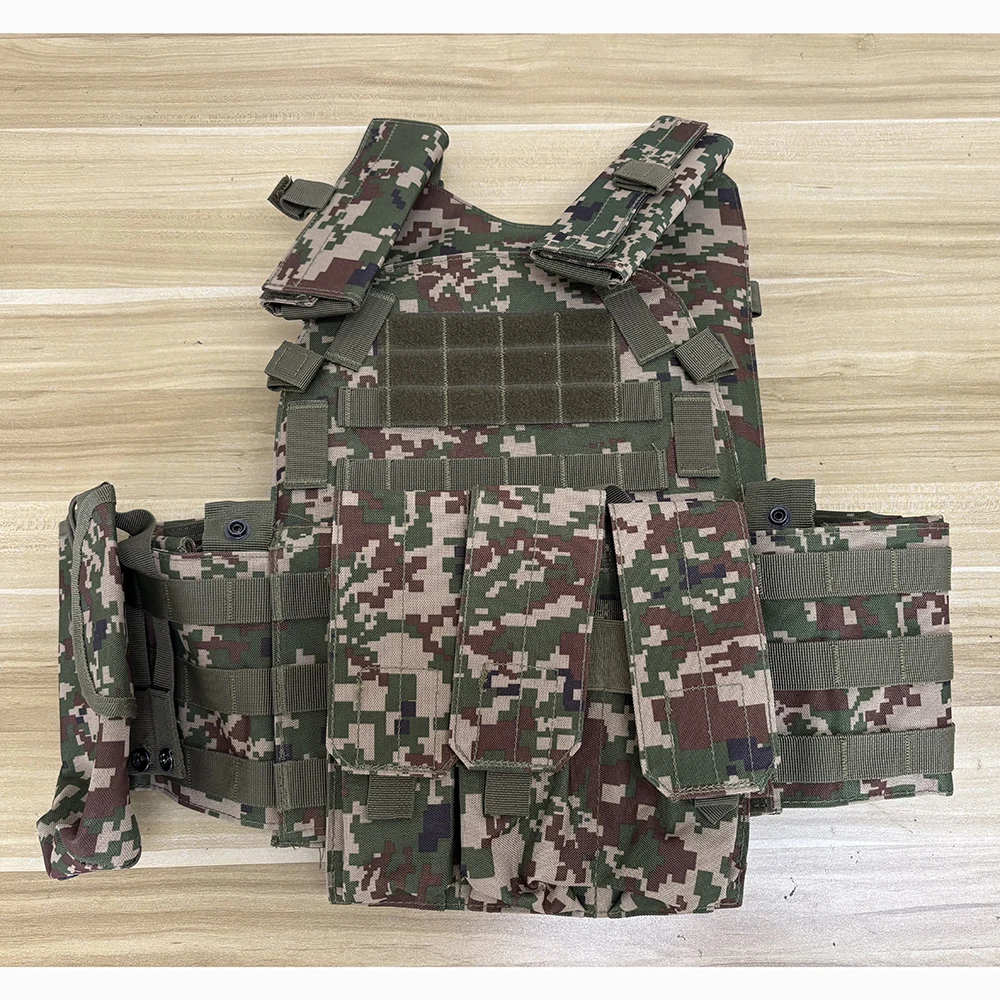 Vista del chaleco táctico camuflado para actividades al aire libre