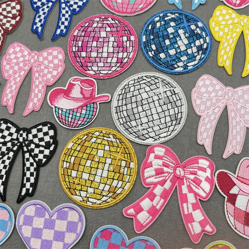 Parche bordado con corazón y estilo de bola de discoteca, ideal para coser o planchar.