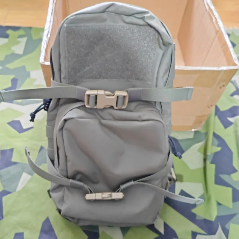 Mochila táctica exterior con bolsa de agua y compartimento - imagen 4