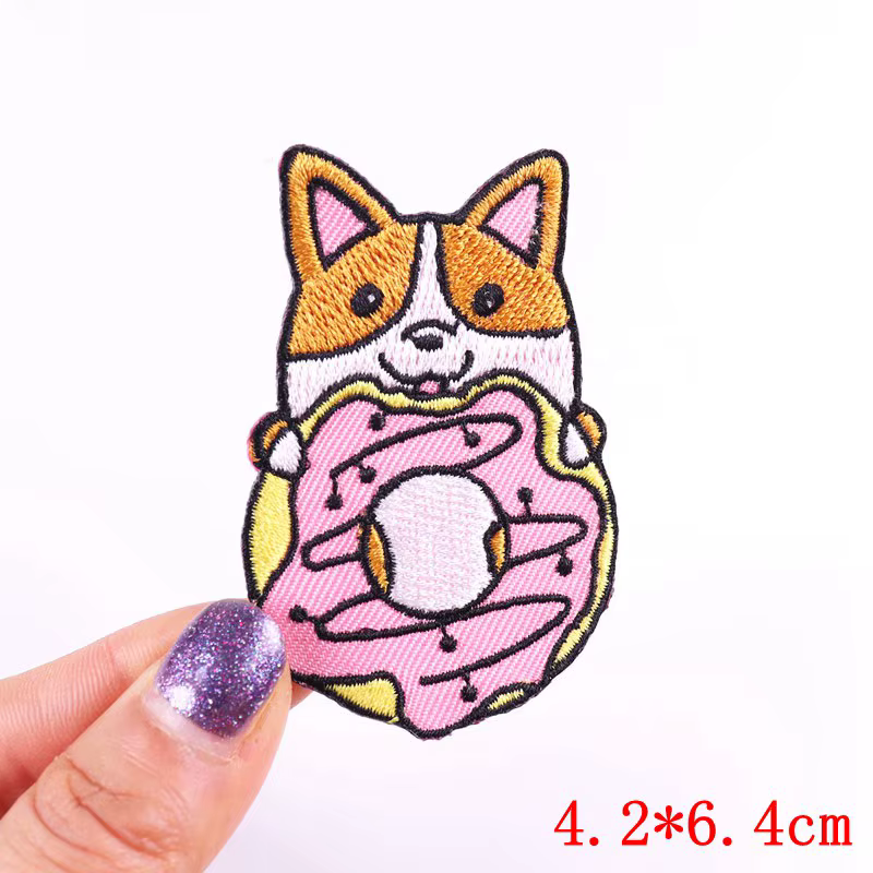 Diseño de Corgi bordado en el parche