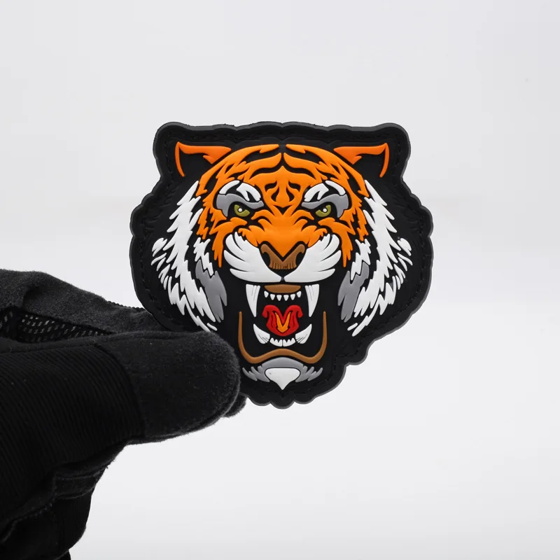 Insignia 3D con aspecto táctico de bestia salvaje