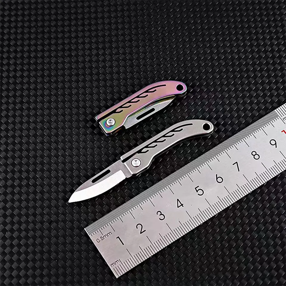 Uso del cuchillo llavero abriendo un paquete