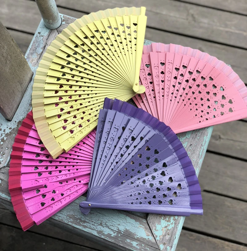 Abanico plegable color macarrón forma corazón visto de frente