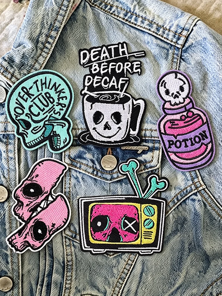 Parches termoadhesivos pastel goth con calaveras y pociones