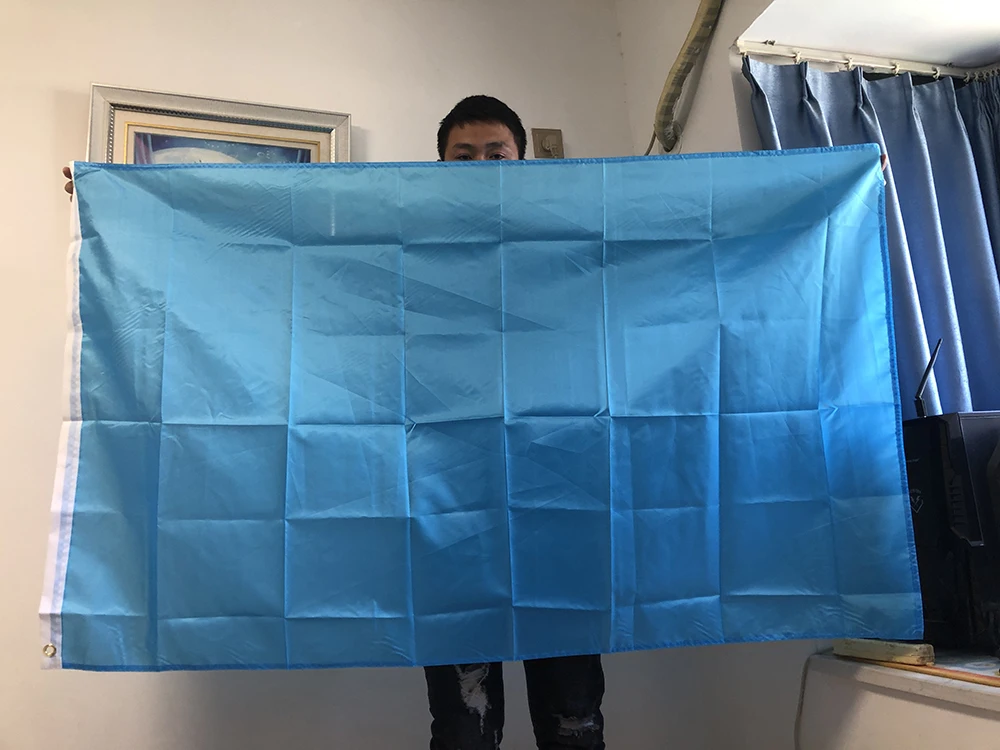 Bandera púrpura doblada y preparada para guardar