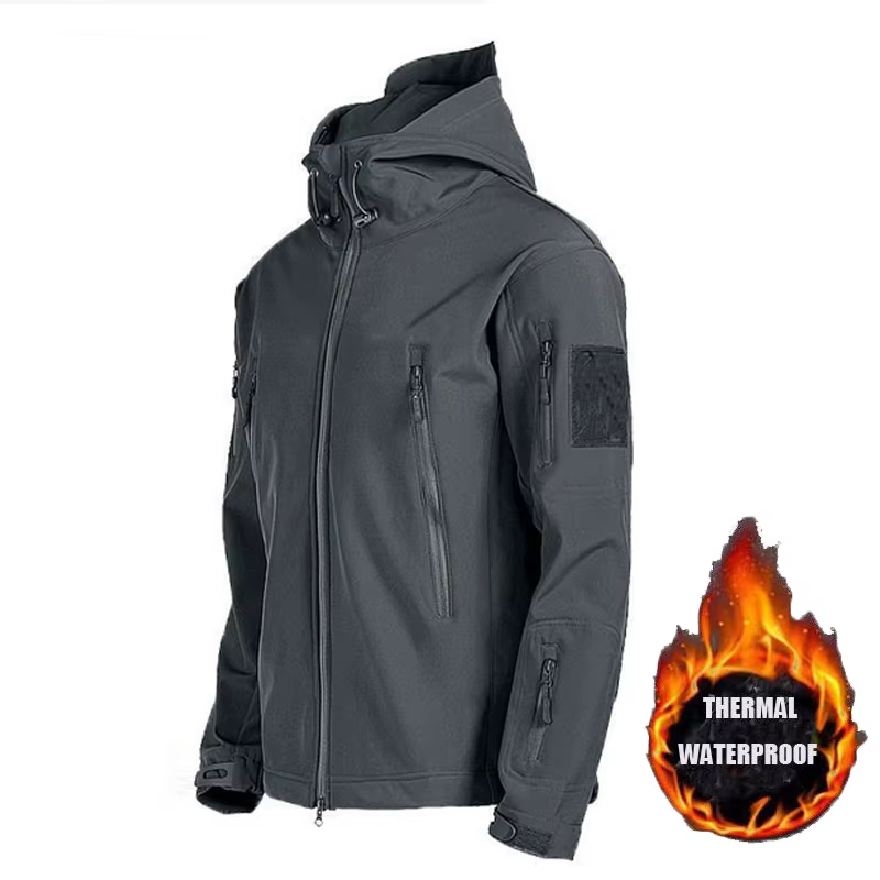 Modelo con chaqueta táctica en exterior