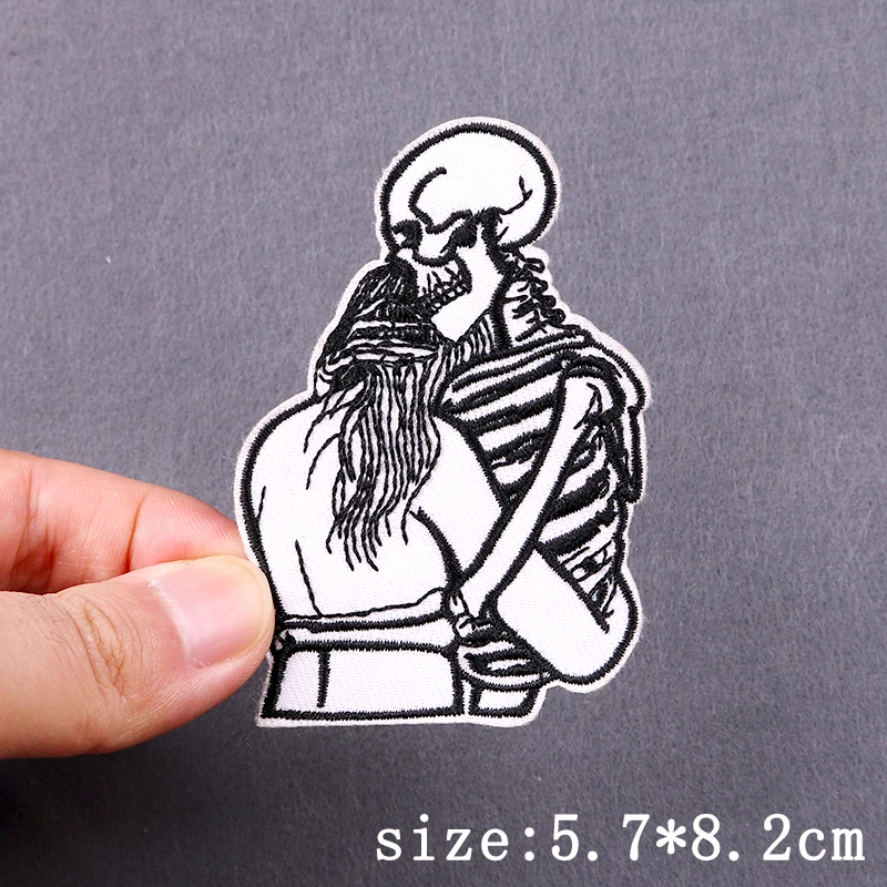 Colección de parches bordados con diferentes motivos de calavera
