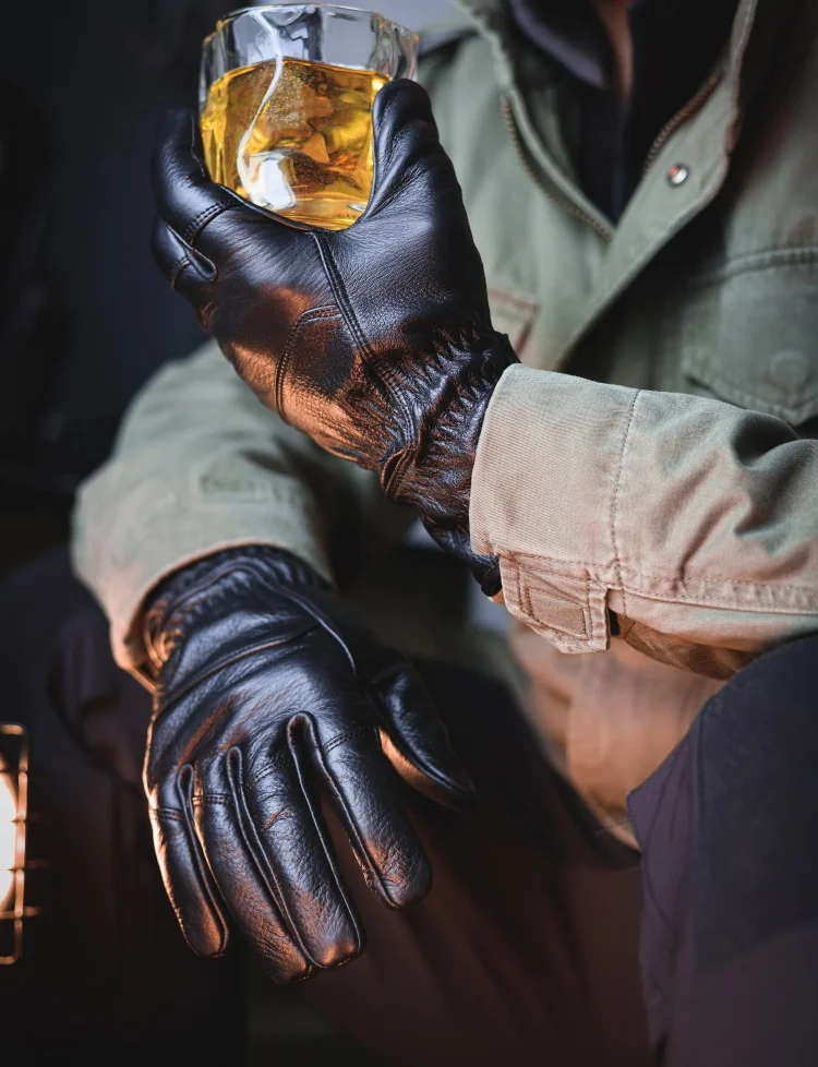 Guantes MAUHOSO en uso durante trabajos manuales